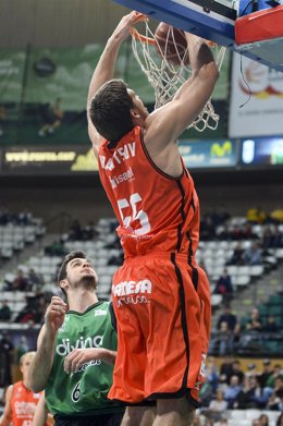 Viacheslav Kravtsov en el Divina Seguros Joventout - Valencia Basket Club