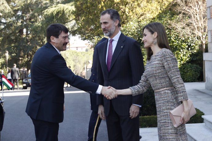 Los Reyes Felipe y Letizia con el presidente de Hungría y su esposa