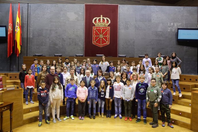 Participantes en el pleno infantil celebrado en el Parlamento de Navarra