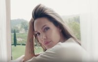Terrence Malick dirige a Angelina Jolie en el spot de un conocido perfume