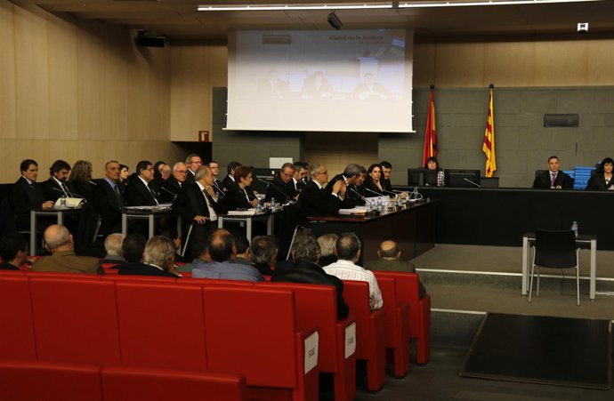 Els acusats del caso Palau d'esquena durant el judici
