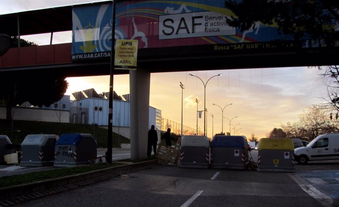 Uno de los accesos de la UAB cortado por la huelga de estudiantes