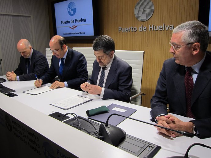 Acuerdo entre el puerto de Huelva y Enagás. 