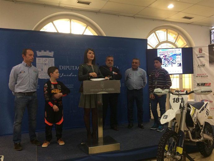 Dos jóvenes pilotos han participado en la presentación del campeonato.