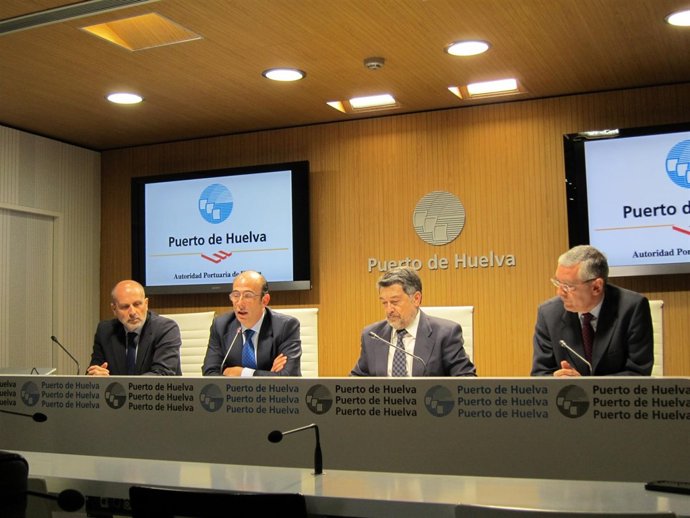 En el centro, el presidente del puerto, Javier Barrero. 