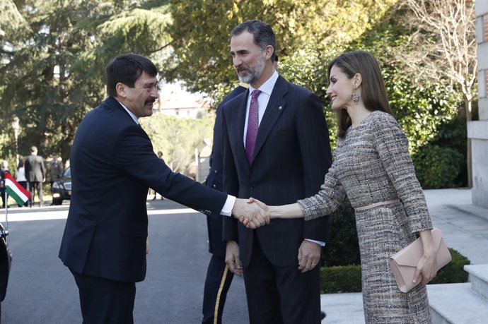 Los Reyes Felipe y Letizia con el presidente de Hungría y su esposa