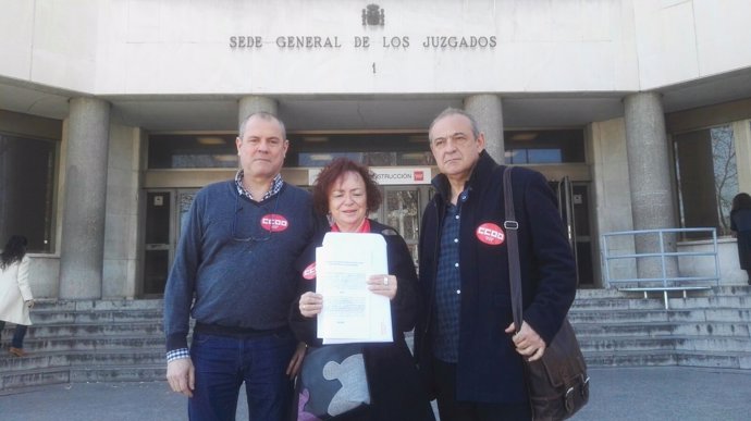 Representantes de CCOO con la denuncia contra Hazte Oír