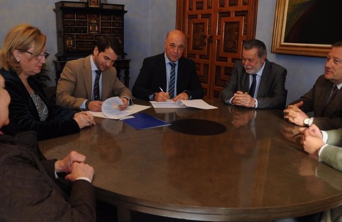 El presidente de la Diputación, Antonio Ruiz (centro), durante la firma
