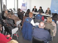 La Junta enseña a 25 mayores de Alcalá la Real (Jaén) a pedir cita por internet en Salud Responde