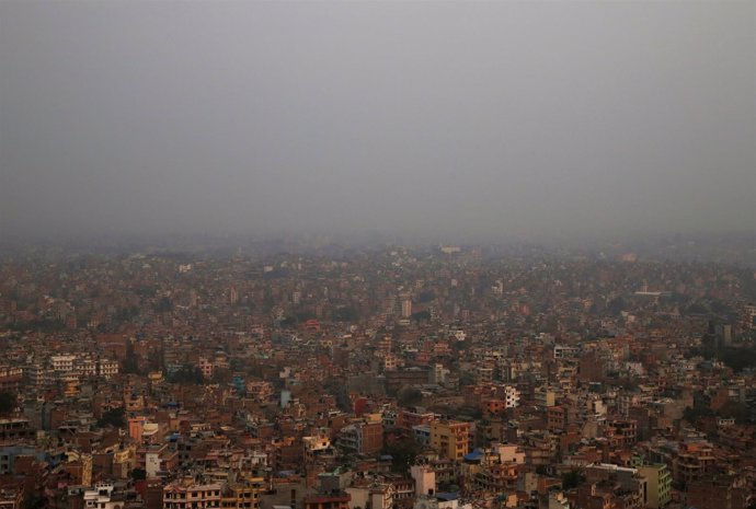 Vista general de Katmandú, la capital de Nepal, bajo la polución.