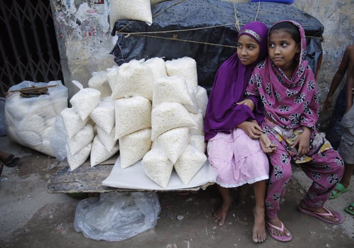 Dos niñas venden arroz en Bangladesh