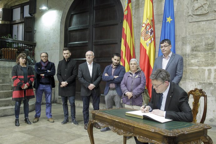 Puig firma el libro de condolencias de Alejandra Soler