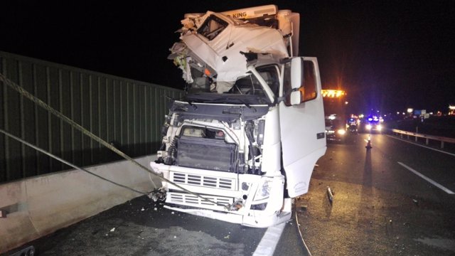 Colisión entre un camión tráiler y un autobús de pasajeros 