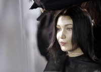 Bella Hadid y The Weeknd coinciden en el desfile de H&M en París