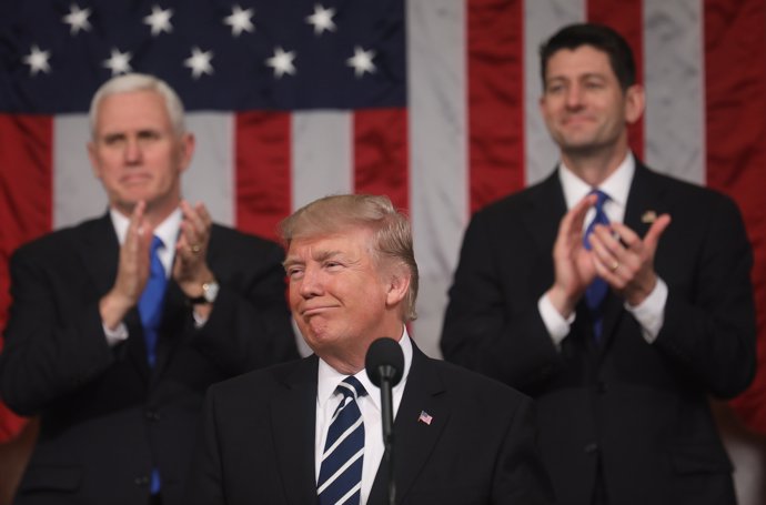 Donald Trump junto a Mike Pence y Paul Ryan en su primer discurso en Congreso