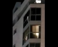 Bomberos rescatan a una niña de 5 años colgada de un ventanal de un séptimo piso en Alicante