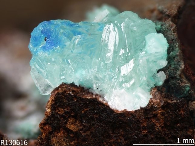 Simonkolleita [Zn5(OH)8Cl2·H2O] , un mineral de origen antropogénico