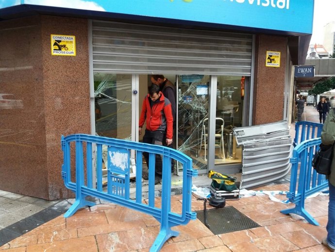 Daños en una tienda de Movistar tras recibir el impacto de una furgoneta. 