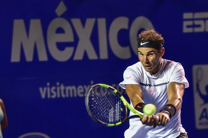 Rafa Nadal golpea un revés a dos manos