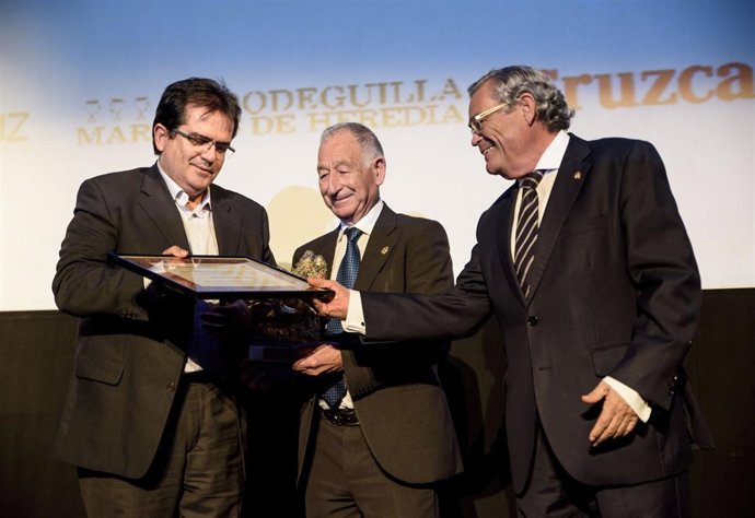 Gabriel Amat y Antonio Jesús Rodríguez recogiendo el 'Antifaz de Oro' de Coteca.