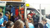 El 061 enseña cómo actuar ante una emergencia sanitaria al alumnado de un colegio de Bailén (Jaén)