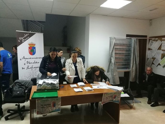 Un momento del referéndum para priorizar proyectos en Moraleda