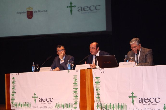 Presidente y alclade de Murcia en el encuentro de AECC