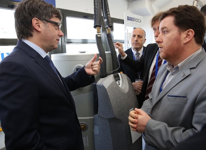 Carles Puigdemont, durante su visita al Centro de Aprendizaje 