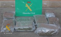 Dos detenidos e incautados 9,7 kilos de marihuana en la A-1