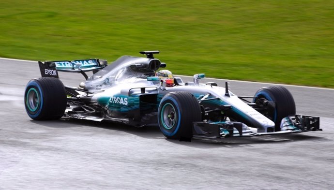 Hamilton pilota el nuevo W08 de Mercedes