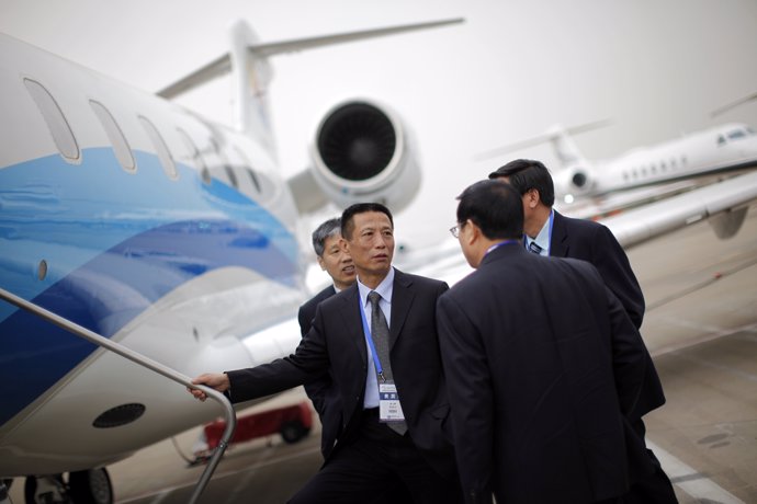 Hombres de negocios chinos en el aeropuerto