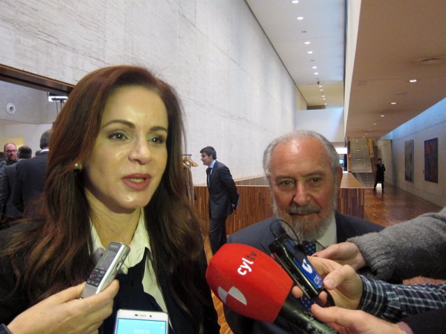 Silvia Clemente junto al catecdrático Manuel Aragón. 