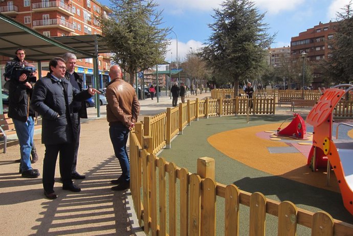 Fernández Mañueco visita las mejoras del parque.                   