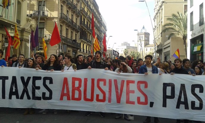 Universitarios se manifiestan en Barcelona para reclamar la reducción de tasas
