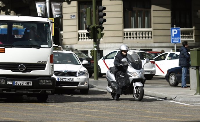 Tráfico, circulación, coches, camión, taxi, moto, motocicleta