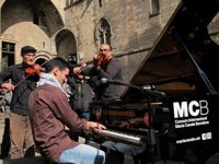 Un pianista sirio toca en Barcelona para revindicar solidaridad con los refugiados