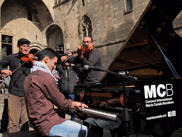 El pianista Aeham Ahmad junto al grupo Cordes del Món