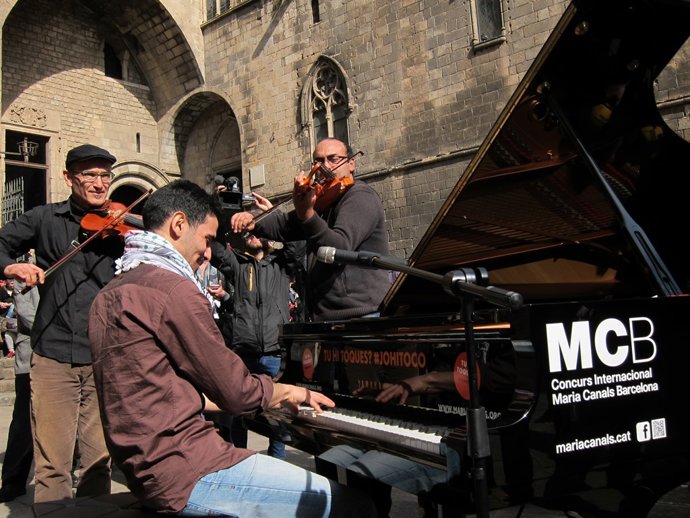 El pianista Aeham Ahmad al costat del grup Cordes del Món