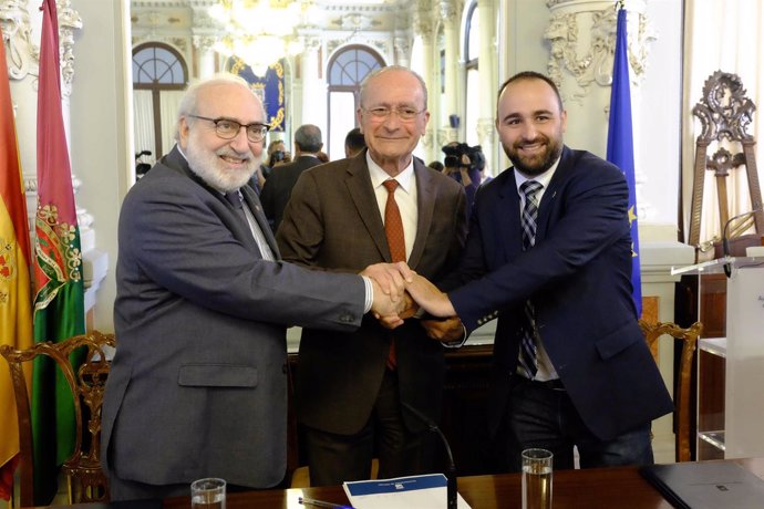 Firma de EOI y Ayuntamiento. Bayón, De la Torre y Mario Cortés 