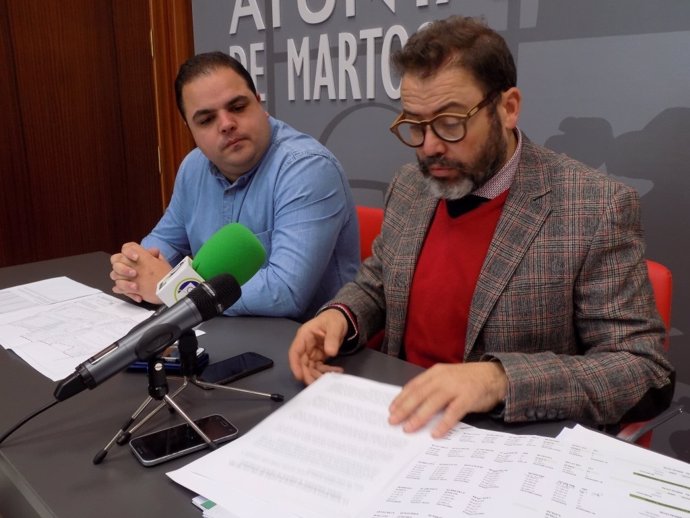 Rafael Valdivielso (d), junto a Víctor Torres, informa sobre la oferta de suelo.
