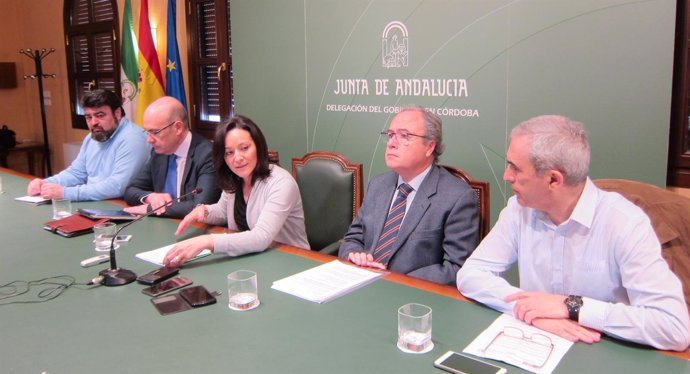 Crespín interviene, entre Palomares y Carmona (izda.) y Díaz y Rodríguez (dcha.)