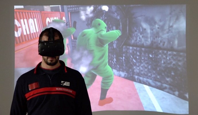 Bombero de Bizkaia entrena con un simulador en 3D