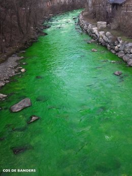 Aparece de color verde el agua del río Valira