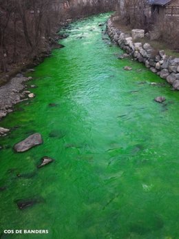 Apareix de color verd l'aigua del riu Valira