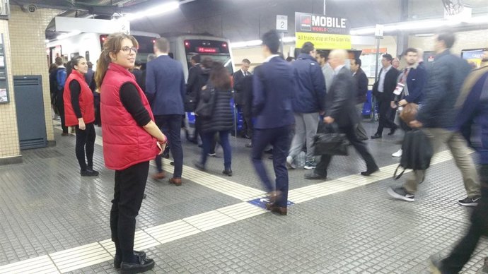 Passatgers en l'estació de Plaça Espanya
