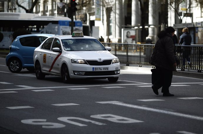 Tráfico, circulación, coche, coches, taxi, taxis, autobús, peatón, peatones