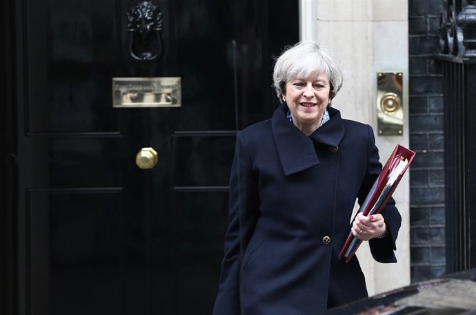 Theresa May sale de Downing Street