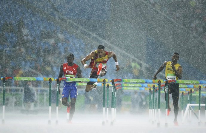 Orlando Ortega compite bajo la lluvia en Río 2016