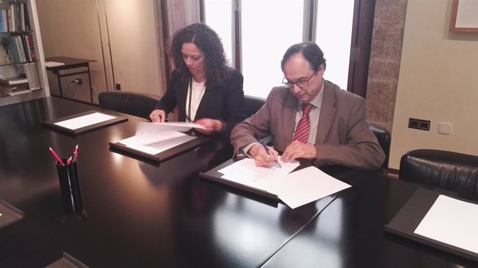 Firma de un documento sobre financiación autonómica entre Valencia y Baleares