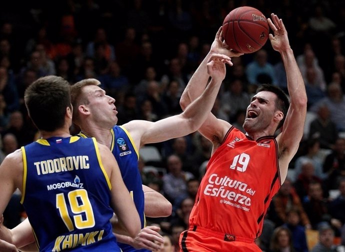 San Emeterio (Valencia Basket) lanza ante el Khimki